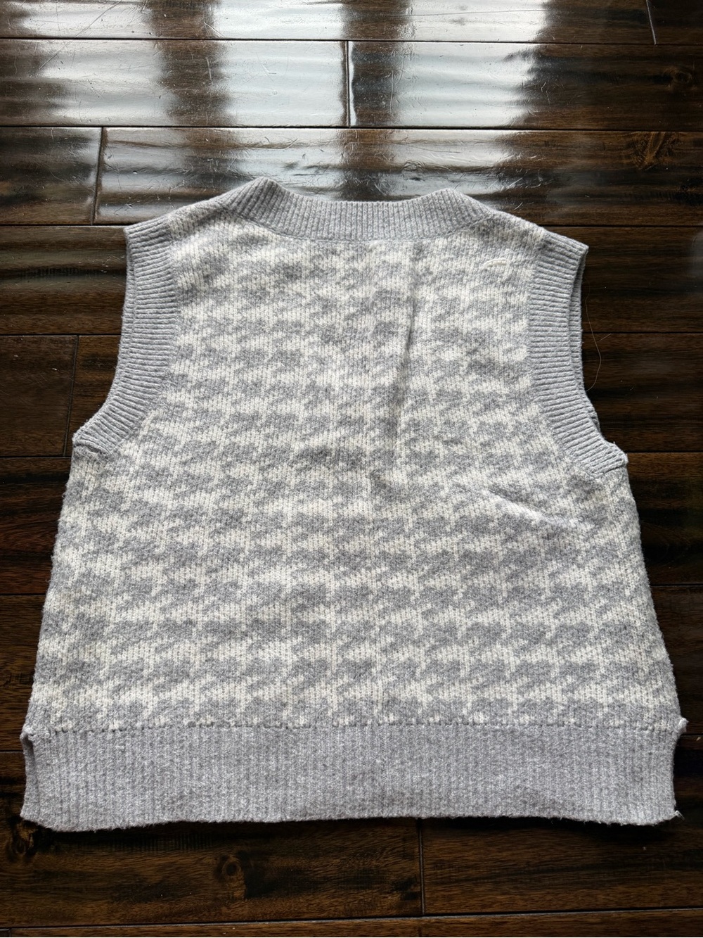 Abercrombie & Fitch Light Gray and White Houndstooth V-Neck Sweater Vest - Picture 4 of 8